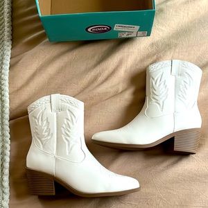 NEVER WORN! size 11 white western boots